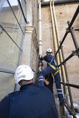 ITALY -  SETTING UP OF THE SISTINE CHAPEL AND INSTALLATION OF THE CHIMNEY BEFORE THE START OF THE CONCLAVE - 2025/5/3-stock-foto