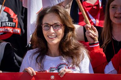 DGB Bundesvorsitzende Yasmin Fahimi bei Maidemonstration-stock-foto