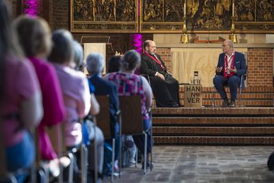 Dialogbibelarbeit am Kirchentag mit Bischof Emmanuel von Christoupolis-stock-foto