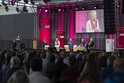 Podium Sexualisierte Gewalt und Machtmissbrauch-stock-foto