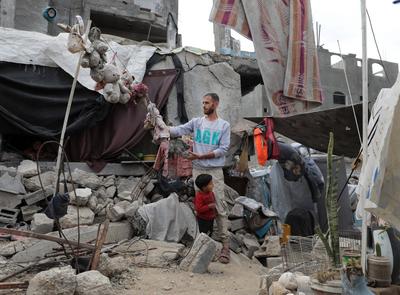 Palestinian man Feras Wishah, 40, is living in a tent erected atop the ruins of his destroyed home in Al-Bureij refugee camp in central Gaza, on 03 May 2025. after losing 18 members of his family in an Israeli airstrike that targeted their house-stock-foto