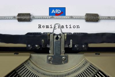 Schreibmaschine mit Schriftzug Remigration und AfD-Logo-stock-foto