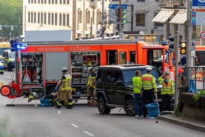 Auto faehrt in Menschenmenge in Stuttgart,-stock-foto