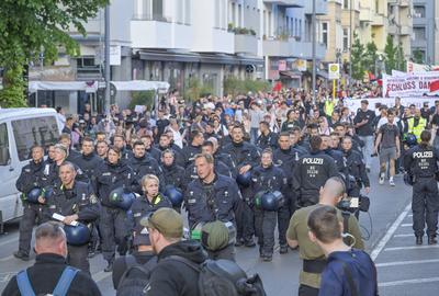 Polizei an der Spitze der Demo, Revolution?re 1. Mai -Demonstration. 01.05.2025, Karl-Marx-Stra?e, Neuk?lln, Berlin, Deutschland-stock-photo