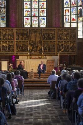 Dialogbibelarbeit am Kirchentag mit Bischof Emmanuel von Christoupolis-stock-foto