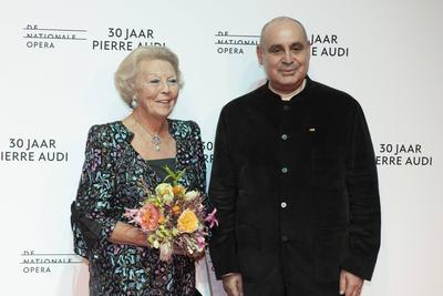 Prinses Beatrix woont de voorstelling 30 jaar Pierre Audi en De Nationale Opera bij. Audi neemt na dertig jaar afscheid-stock-photo