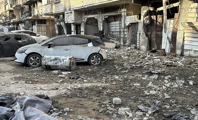 Palestinians inspect the damage, following overnight Israeli strikes on homes, in the after the Israeli army bombed Downtown Khan Yunis-stock-foto