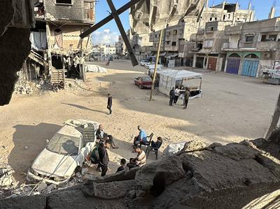 Palestinians inspect the damage, following overnight Israeli strikes on homes, in the after the Israeli army bombed Downtown Khan Yunis-stock-foto