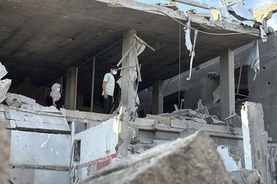Palestinians inspect the damage, following overnight Israeli strikes on homes, in the after the Israeli army bombed Downtown Khan Yunis-stock-foto