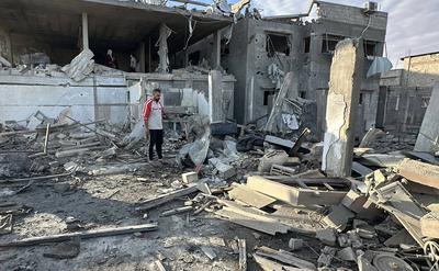 Palestinians inspect the damage, following overnight Israeli strikes on homes, in the after the Israeli army bombed Downtown Khan Yunis-stock-foto