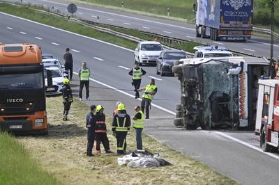 Croatia, Popovaca, 04.05.2025 -  Two people died and more than 30 were injured in a serious traffic accident on the A3 highway-stock-foto
