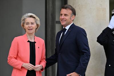Ursula von der Leyen zu besuch im Elys?e-Palast-stock-photo