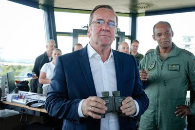 Verteidigungsminister Pistorius besucht Fliegerhorst Buechel Verteidigungsminister Boris Pistoris verschafft sich ein Ue-stock-foto