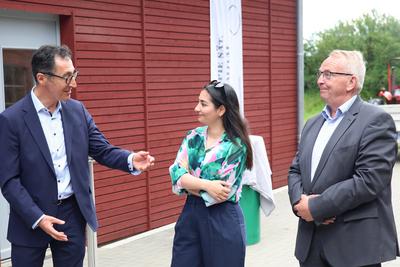Der Bundesminister f?r Ern?hrung und Landwirtschaft Cem ?zdemir besucht am Montag (08.07.2024) im Rahmen seiner Sommerto-stock-foto