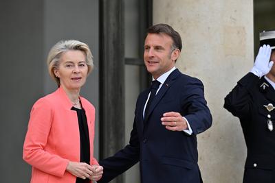 Ursula von der Leyen zu besuch im Elys?e-Palast-stock-photo