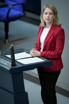 Deutscher Bundestag, 151. Plenarsitzung, Haushaltsdebatte Verena Hubertz (SPD) im Portrait bei ihrer Rede im Plenum zum-stock-foto