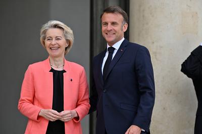 Ursula von der Leyen zu besuch im Elys?e-Palast-stock-photo