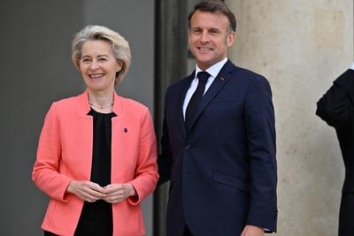 Ursula von der Leyen zu besuch im Elys?e-Palast-stock-photo
