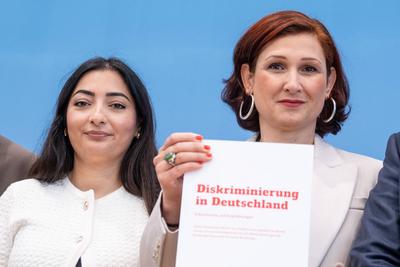 Bundespressekonferenz in Berlin - Vorstellung 5. Gemeinsamer Bericht - Diskriminierung in Deutschland - Ferda Ataman, Un-stock-foto