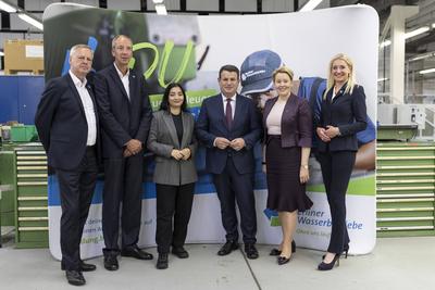 Gruppenfoto aufgenommen im Rahmen eines Besuchs des Ausbildungszentrums der Berliner Wasserbetriebe in Berlin, von links-stock-foto
