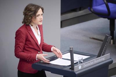 Plenarsitzung im Bundestag in Berlin Elisabeth Kaiser (SPD) w?hrend der Sitzung des Deutschen Bundestags am 31.05.2022-stock-foto