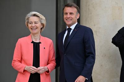 Ursula von der Leyen zu besuch im Elys?e-Palast-stock-photo