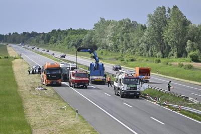 Croatia, Popovaca, 04.05.2025 -  Two people died and more than 30 were injured in a serious traffic accident on the A3 highway-stock-foto