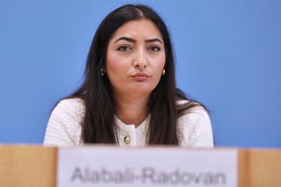 Berlin, Deutschland, 10.09.2024: Bundespressekonferenz: 5. Gemeinsamer Bericht - Diskriminierung in Deutschland: Reem Al-stock-foto