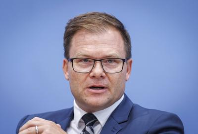 Carsten Schneider, Staatsminister beim Bundeskanzler und Beauftragter der Bundesregierung f?r Ostdeutschland, spricht in-stock-foto