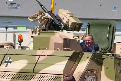 Verteidigungsminister Pistorius besucht ABC-Abwehrkommando der Bundeswehr Verteidigungsminister Boris Pistoris schaut au-stock-foto