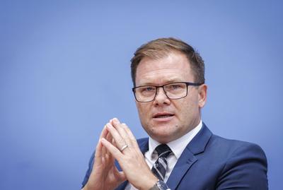 Carsten Schneider, Staatsminister beim Bundeskanzler und Beauftragter der Bundesregierung f?r Ostdeutschland, spricht in-stock-foto