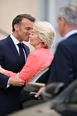 Ursula von der Leyen zu besuch im Elys?e-Palast-stock-photo