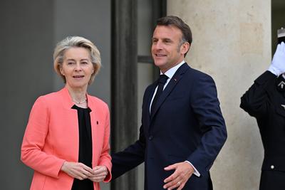 Ursula von der Leyen zu besuch im Elys?e-Palast-stock-photo