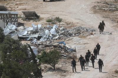 Israeli occupation forces demolished Palestinian structures in the village of Khallet al-Dabaa in the Masafer Yatta area-stock-foto