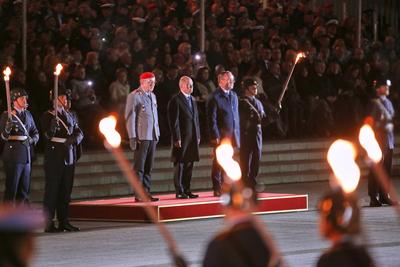 Berlin, Deutschland, 05.05.2025: Bundesministerium der Verteidigung: Gro?er Zapfenstreich f?r Olaf Scholz: L-R auf dem P-stock-foto