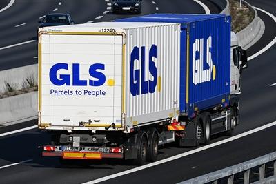M.A.N. H?ngerzug mit GLS - General Logistics Systems - Wechselbr?cken. Die General Logistics Systems B.V. ist ein Paketd-stock-foto