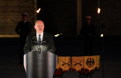 Zapfenstreich Scholz-stock-foto