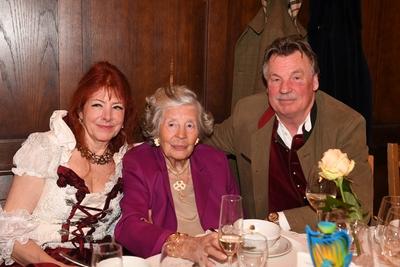 Ewa Schnitzenbauer, Marianne Mani Sayn-Wittgenstein-Sayn und Begleitung Traditionelles Fischessen am Aschermittwoch im-stock-foto