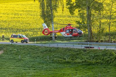 Biker bei Sturz schwer verletzt ? Rettungshubschrauber im Einsatz-stock-foto