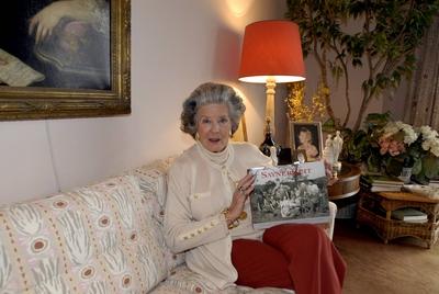 Fotografin Marianne F?rstin zu Sayn-Wittgenstein (GER) auf dem heimischen Sofa in M?nchen-stock-foto