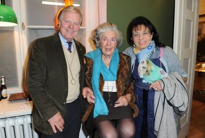 Victor Erdmann, Marianne Fuerstin zu Sayn-Wittgenstein, Regine Sixt Photoausstellung SNOW - von Marianne Fuerstin zu Say-stock-foto