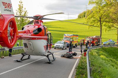 Biker bei Sturz schwer verletzt ? Rettungshubschrauber im Einsatz-stock-foto