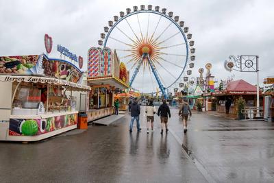 M?nchner Fr?hlingsfest im Regen, nur wenige Besucher am Montagnachmittag, M?nchen, 5. Mai 2025-stock-foto