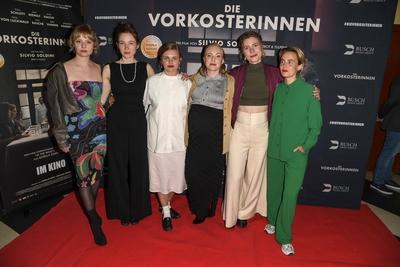 Berit Vander, Kriemhild Hamann, Emma Falck, Elisa Schlott, Thea Rasche und Olga Von Luckwald Schauspielerinnen zu Gast auf dem roten Teppich bei der Kino Film Premiere Die Vorkosterinnen im Kino Babylon am 05.05.2025 in Berlin Berlin Deutschland *** Berit Vander, Kriemhild Hamann, Emma Falck, Elisa Schlott, Thea Rasche and Olga Von Luckwald actresses as guests on the red carpet at the cinema film premiere Die Vorkosterinnen at Kino Babylon on 05 05 2025 in Berlin Berlin Germany-stock-foto