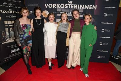 Berit Vander, Kriemhild Hamann, Emma Falck, Elisa Schlott, Thea Rasche und Olga Von Luckwald Schauspielerinnen zu Gast auf dem roten Teppich bei der Kino Film Premiere Die Vorkosterinnen im Kino Babylon am 05.05.2025 in Berlin Berlin Deutschland *** Berit Vander, Kriemhild Hamann, Emma Falck, Elisa Schlott, Thea Rasche and Olga Von Luckwald actresses as guests on the red carpet at the cinema film premiere Die Vorkosterinnen at Kino Babylon on 05 05 2025 in Berlin Berlin Germany-stock-foto