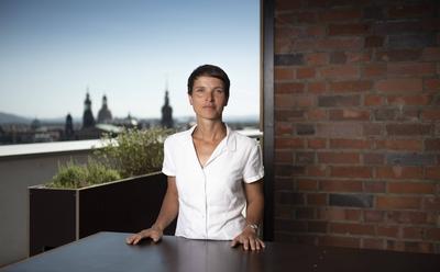 Die Vorsitzende der Blauen Partei Frauke Petry aufgenommen am Dienstag 07 08 2018 auf dem Dach-stock-photo