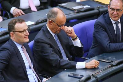 Berlin, Deutschland, 06.05.2025: Deutscher Bundestag: 2. Bundestagssitzung: Jens Spahn, Friedrich Merz, Alexander Dobrin-stock-foto