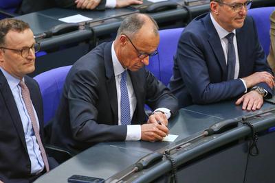 Berlin, Deutschland, 06.05.2025: Deutscher Bundestag: 2. Bundestagssitzung: Jens Spahn, Friedrich Merz, Alexander Dobrin-stock-foto