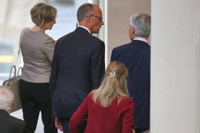 Berlin, Deutschland, 06.05.2025: Deutscher Bundestag: 2. Bundestagssitzung: Friedrich Merz geht nach Bekanntgabe des Erg-stock-foto