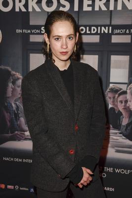 Lia von Blarer deutsch schweizerische Theater und Filmschauspielerin zu Gast auf dem roten Teppich bei der Kino Film Premiere Die Vorkosterinnen im Kino Babylon am 05.05.2025 in Berlin Berlin Deutschland *** Lia von Blarer German Swiss theater and film actress as a guest on the red carpet at the cinema film premiere Die Vorkosterinnen at Kino Babylon on 05 05 2025 in Berlin Berlin Germany-stock-foto